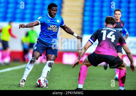 Ephron Mason Clarke (10 Peterborough United), herausgefordert von will Aimson (14 Exeter City während des Spiels der Sky Bet League 1 zwischen Cambridge United und Fleetwood Town im R Costings Abbey Stadium, Cambridge, am Freitag, den 7. April 2023. (Foto: Kevin Hodgson | MI News) Guthaben: MI News & Sport /Alamy Live News Stockfoto