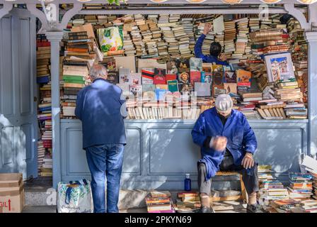 Second-Hand-Buchstand in der Cuesta de Claudio Moyano neben dem Retiro Park am unteren Ende des Paseo del Prado, Madrid, Spanien. Stockfoto