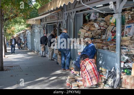 Bücherstände aus zweiter Hand in der Cuesta de Claudio Moyano neben dem Retiro Park am unteren Ende des Paseo del Prado, Madrid, Spanien. Stockfoto