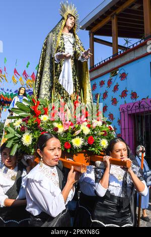 Mexikanische Kirchenfrauen tragen die Palanquin der Jungfrau Maria während der Karfreitagsprozession in Oaxaca, Mexiko Stockfoto