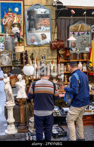 Antiquitäten und bric-a-Brac auf dem Rastro Flohmarkt rund um die Plaza de Cascorro zwischen La Latina und Embajadores, Madrid, Spanien. Stockfoto