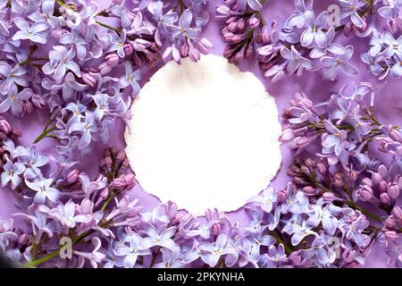 Frühlingsblumen mit einer Craft Paper blanck Note Stockfoto