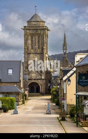 St. Ronan's Church in den ruhigen Straßen von Locronan, Bretagne, Frankreich Stockfoto