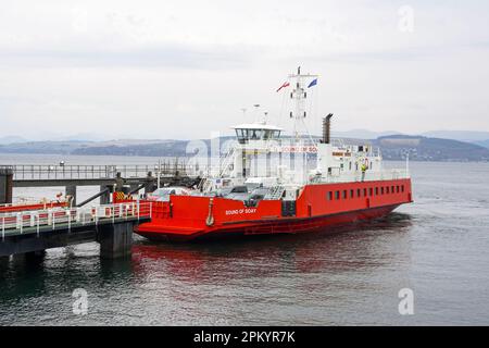 Westliche Fähren, kleine Auto- und Passagierfähren, Sound of Soay, segeln über den Firth of Clyde zwischen Dunoon und Gourock, nähern sich der Endstation Stockfoto