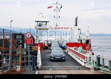 Autos und andere Fahrzeuge, die den Sound of Soay verlassen, Western Ferries Schiff, das über den Firth of Clyde zwischen Dunoon und Gourock segelt und bei Gou anlegt Stockfoto