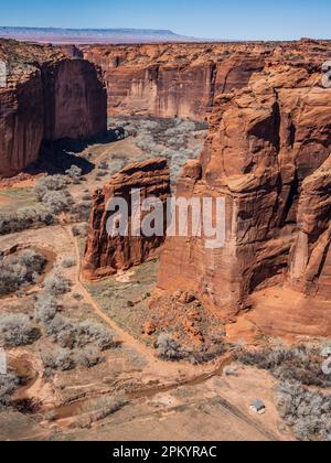 Canyon de Chelly vom Sliding Rock Overlook, South Rim Drive, Canyon de Chelly National Monument, Chinle, Arizona. Stockfoto