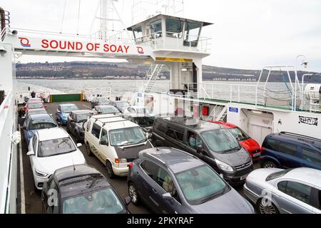 Sound of Soay, Autofähre von Western Ferries, die zwischen Gourock und Dunoon verkehrt, über den Firth of Clyde und Fahrzeuge an Bord und zeigt Stockfoto