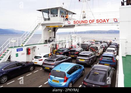 Sound of Soay, Autofähre von Western Ferries, die zwischen Gourock und Dunoon verkehrt, über den Firth of Clyde und Fahrzeuge an Bord und zeigt Stockfoto