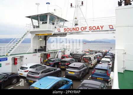 Sound of Soay, Autofähre von Western Ferries, die zwischen Gourock und Dunoon verkehrt, über den Firth of Clyde und Fahrzeuge an Bord und zeigt Stockfoto