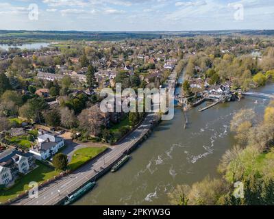 Blick aus der Vogelperspektive auf Boulters Lock & The Boathouse im Boulters Lock Restaurant an der Themse, Maidenhead, Berkshire, Großbritannien. Stockfoto