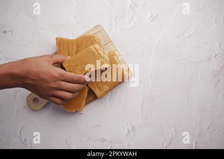 Gezackter traditioneller Rohrzucker-Würfel auf dem Tisch Stockfoto