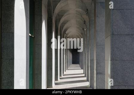 Korridor mit Reihen von Säulen im Sonnenlicht. Stockfoto