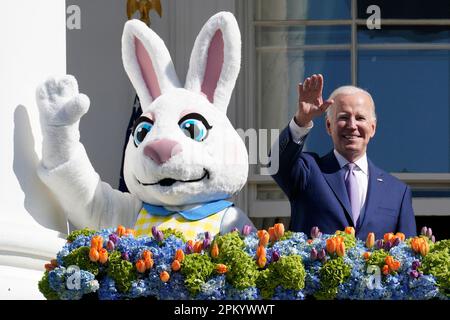 Washington DC, USA. 10. April 2023. Der US-Präsident Joe Biden winkt seinen Gästen beim Ostereier, eine Tradition aus dem Jahr 1878, am südlichen Rasen des Weißen Hauses in Washington, DC, am 10. April 2023 zu. Kredit: Yuri Gripas/Pool über CNP/MediaPunch Kredit: MediaPunch Inc/Alamy Live News Stockfoto