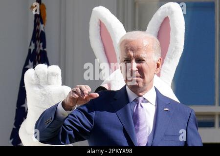 Washington DC, USA. 10. April 2023. Der US-Präsident Joe Biden veranstaltet am 10. April 2023 auf dem südlichen Rasen des Weißen Hauses in Washington, DC, das Ostereierrollen, eine Tradition aus dem Jahr 1878. Kredit: Yuri Gripas/Pool über CNP/MediaPunch Kredit: MediaPunch Inc/Alamy Live News Stockfoto