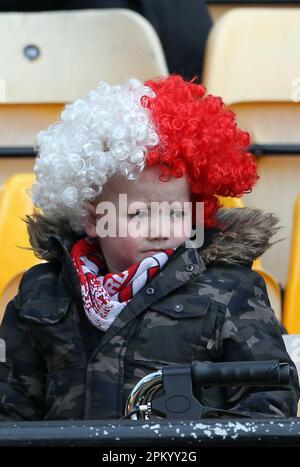 Norwich, Großbritannien. 10. April 2023. Ein junger Rotherham-Fan beim Sky Bet Championship-Spiel zwischen Norwich City und Rotherham United in der Carrow Road am 10. 2023. April in Norwich, England. (Foto: Mick Kearns/phcimages.com) Kredit: PHC Images/Alamy Live News Stockfoto