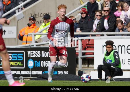 Northampton, Großbritannien. 10. April 2023 Ryan Haynes von Northampton Town während der ersten Hälfte des Spiels der Sky Bet League 2 zwischen Northampton Town und Gillingham am Montag, den 10. April 2023, im PTS Academy Stadium in Northampton. (Foto: John Cripps | MI News) Guthaben: MI News & Sport /Alamy Live News Stockfoto