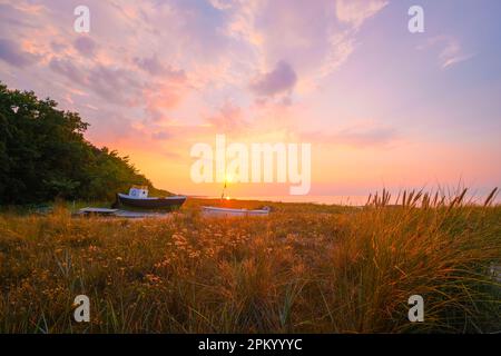 Boot am Strand mit malerischem Sonnenuntergang Stockfoto