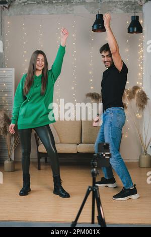 Junge Männer und Frauen streamen ihren Choreographie-Master-Kurs online von zu Hause aus. Lebensstil der Menschen. Kreative Menschen. Stockfoto
