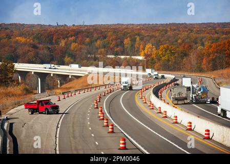 Die Renovierungsarbeiten finden auf der Ohio Turnpike im Cuyahoga Valley in hellen Herbstfarben statt. Stockfoto