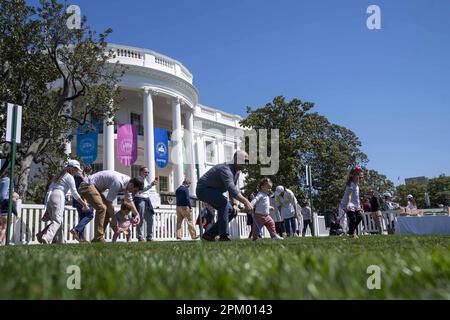 Washington, Usa. 10. April 2023. Kinder nehmen am Montag, den 10. April 2023, am Ostereierrollen Teil, eine Tradition aus dem Jahr 1878 auf dem südlichen Rasen des Weißen Hauses in Washington, DC. Foto: Bonnie Cash/UPI Credit: UPI/Alamy Live News Stockfoto