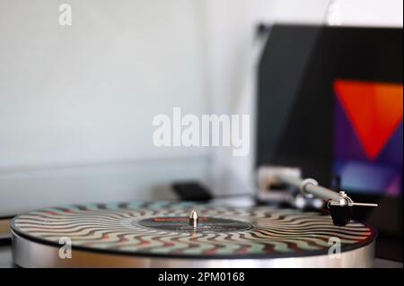 Farbiges Vinyl auf dem Plattenspieler Stockfoto