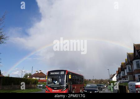 London UK, den 10. April 2023. Wetter in Großbritannien. Ostermontag, Regenbogen, Dusche und Sonnenschein über der Grenze von Greater London und County Kent England. Kredit: Glosszoom/Alamy Live News Stockfoto