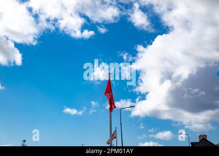 Nationalflagge der Schweiz, DIE NICHT im Wind winkt. Stockfoto