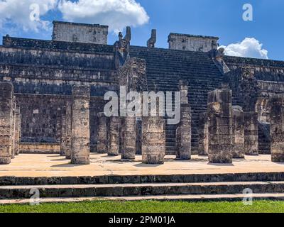 Touristenfoto mit den tausend Säulen und dem Tempel der Krieger von Chichen Itza zu Ehren des Gottes Kukulkan, der Burg der Maya-Zivilisation Stockfoto