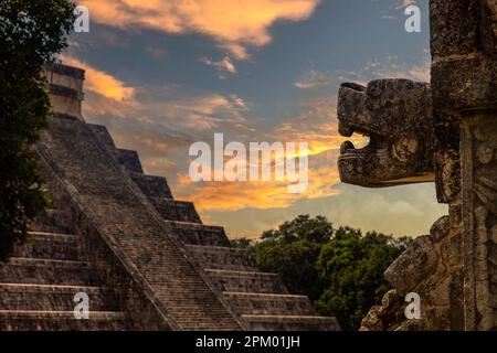 Genießen Sie die Pyramide von Chichen itza von der Plattform der Adler und Jaguare mit dem gott Kukulcan, der gefiederten Schlange der Maya-Zivilisation. Stockfoto