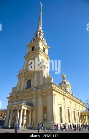 ST. PETERSBURG, RUSSLAND - 09. APRIL 2023: Frühlingstag in der Peter-und-Paul-Kathedrale. Sankt Petersburg Stockfoto