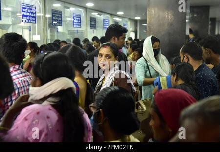 Guwahati, Guwahati, Indien. 10. April 2023. Die Menschen warten darauf, ihre Namen im Krankenhaus zu registrieren, um sie Ärzten für verschiedene Krankheiten im Zusammenhang mit COVID-19-Fällen zu zeigen, steigt in Indien am Gauhati Medical College Hospital (GMCH) in Guwahati Assam Indien am Montag, den 10. April 2023. (Kreditbild: © Dasarath Deka/ZUMA Press Wire) NUR REDAKTIONELLE VERWENDUNG! Nicht für den kommerziellen GEBRAUCH! Stockfoto