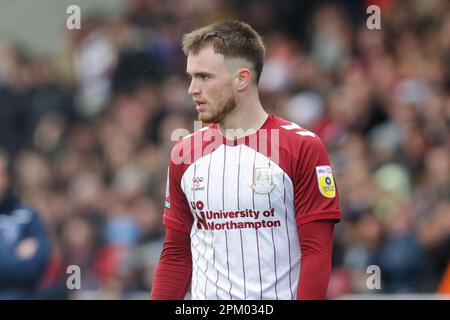 Northampton, Großbritannien. 10. April 2023 Marc Leonard von Northampton Town während der zweiten Hälfte des Spiels der Sky Bet League 2 zwischen Northampton Town und Gillingham am Montag, den 10. April 2023, im PTS Academy Stadium in Northampton. (Foto: John Cripps | MI News) Guthaben: MI News & Sport /Alamy Live News Stockfoto