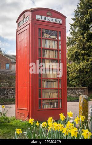 Chartham, Vereinigtes Königreich, 02.04.2023, eine alte, rote Telefonzelle, die in eine öffentliche Bibliothek umgewandelt wurde Stockfoto