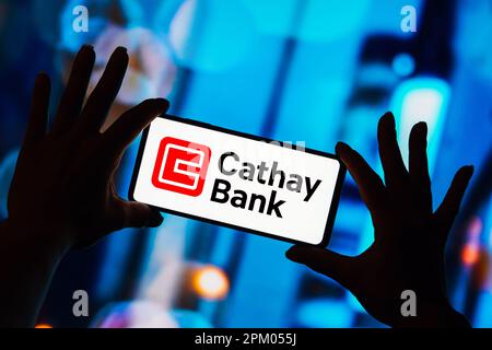 Brasilien. 10. April 2023. In dieser Abbildung wird das Logo der Cathay Bank auf einem Smartphone-Bildschirm angezeigt. Kredit: SOPA Images Limited/Alamy Live News Stockfoto