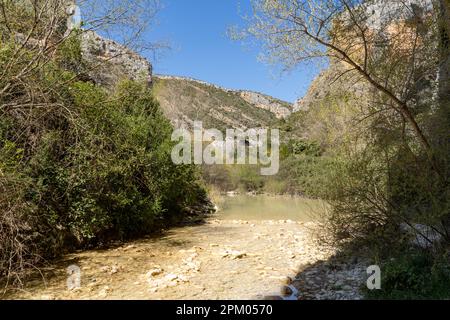 Die Picahammer Höhle befindet sich im Canyon des Flusses Vero entlang der Alquezar-Fußgängerbrücken. Spanien, Aragon, Huesca, Alquezar. Stockfoto