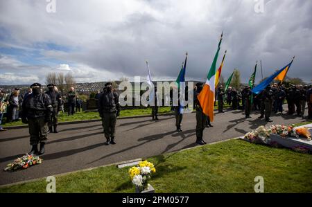 Die Farbenparty ist während einer Parade der Republikaner auf dem Friedhof von Derry City in der Creggan-Gegend von Londonderry am Ostermontag zu sehen. Die Behörden haben die Sicherheitsmaßnahmen als Reaktion auf die nicht gemeldeten Paraden in Derry erhöht. Foto: Montag, 10. April 2023. Stockfoto