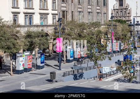 Guadalajara, Jalisco Mexiko. 4. Februar 2023. Das unvergleichliche Stadtbild der Fußgängerzone mit kleinen Schuhputzständen vor den Kolonialgebäuden i Stockfoto