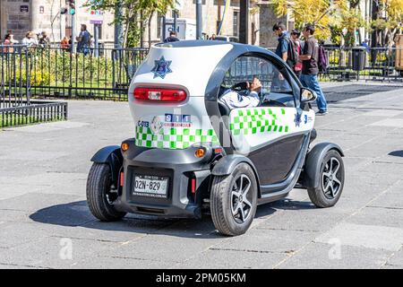 Guadalajara, Jalisco Mexiko. 4. Februar 2023. Kleiner elektrischer Polizeiwagen, der im historischen Stadtzentrum patrouilliert, Menschen und Gebäude im Hintergrund, Städte Stockfoto