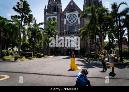 Yangon, Myanmar. 3. April 2023. Jemand lässt sich in einem hellgelben Kleid fotografieren, während er vor St. steht Mary's Cathedral in Rangun. Am 1. Februar 2021 ergriff die Militärjunta-Regierung (Tatmadaw) die Macht durch Putsch, inhaftierte die demokratisch gewählte Regierung der NLD (Nationale Liga für Demokratie) und stürzte das Land in eine anhaltende humanitäre Krise, die von vielen als Bürgerkrieg oder Volksaufstand bezeichnet wird. (Credit Image: © Matt Hunt/SOPA Images via ZUMA Press Wire) NUR REDAKTIONELLE VERWENDUNG! Nicht für den kommerziellen GEBRAUCH! Stockfoto