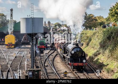 Southern 'S15' 4-6-0 Nr. 506 fährt von Ropley Station mit einer gemischten Fracht, Watercress Line, Hampshire Stockfoto