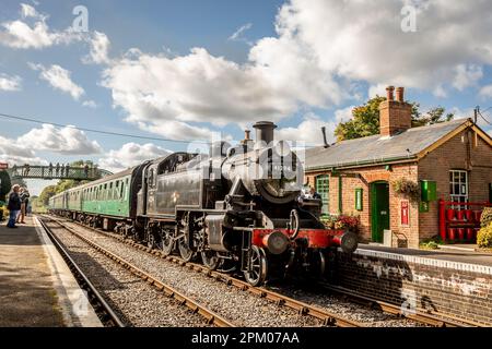 BR '2MT' 2-6-2T Nr. 41312 (als Nr. 41294 verkleidet) kommt an der Medstead Station, Watercress Line, Hampshire an Stockfoto