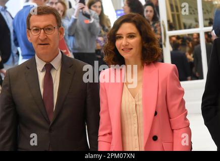 Madrid, Spanien. 10. April 2023. Isabel Díaz Ayuso in Begleitung des Präsidenten der spanischen Volkspartei am Eingang zum Ritz Hotel in Madrid Isabel Díaz Ayuso in Begleitung des Präsidenten der Volkspartei Alberto Nuñez Feijoó stellt die Kandidatur für die Wiederwahl zum Präsidenten der Gemeinde Madrid auf der vor Das Hotel Ritz in Madrid. Kredit: SOPA Images Limited/Alamy Live News Stockfoto