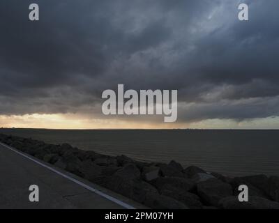 Sheerness, Kent, Großbritannien. 10. April 2023. Das Wetter in Großbritannien: Am Montag der Feiertage stürmten sich die Wolken über Sheerness, Kent, heute Abend. Kredit: James Bell/Alamy Live News Stockfoto