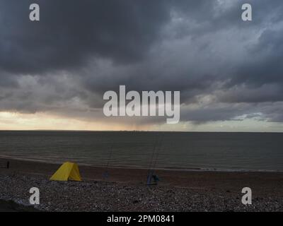 Sheerness, Kent, Großbritannien. 10. April 2023. Das Wetter in Großbritannien: Am Montag der Feiertage stürmten sich die Wolken über Sheerness, Kent, heute Abend. Kredit: James Bell/Alamy Live News Stockfoto