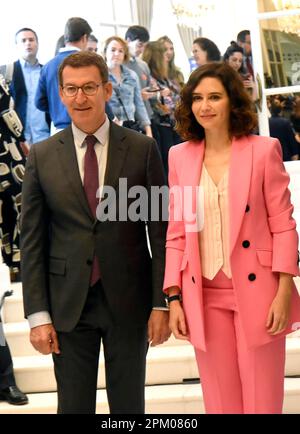 Madrid, Spanien. 10. April 2023. Isabel Díaz Ayuso in Begleitung des Präsidenten der spanischen Volkspartei am Eingang zum Ritz Hotel in Madrid Isabel Díaz Ayuso in Begleitung des Präsidenten der Volkspartei Alberto Nuñez Feijoó stellt die Kandidatur für die Wiederwahl zum Präsidenten der Gemeinde Madrid auf der vor Das Hotel Ritz in Madrid. (Foto: Richard Zubelzu/SOPA Images/Sipa USA) Guthaben: SIPA USA/Alamy Live News Stockfoto