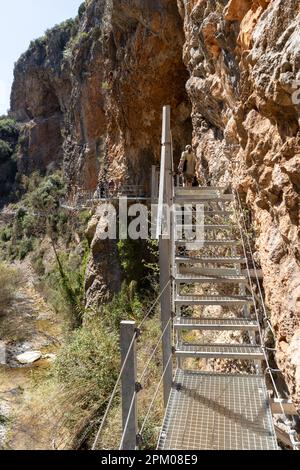 Hängewege, die in den Felsen genagelt sind, der im Inneren des Vero-Canyon in Alquezar, Aragon, Spanien verläuft. Stockfoto