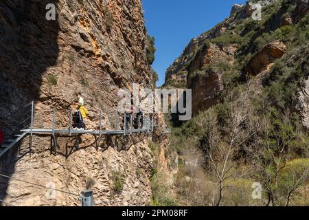 Hängewege, die in den Felsen genagelt sind, der im Inneren des Vero-Canyon in Alquezar, Aragon, Spanien verläuft. Stockfoto