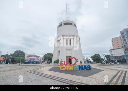 Campinas-sp, brasilien-April 09,2023 Burgturm, Touristenturm, der sich an einem Ort befindet, an dem man die Stadt der Wiesen sehen kann. Stockfoto