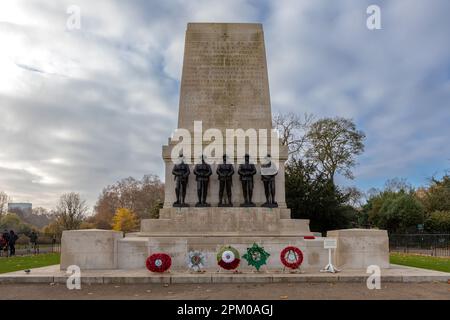 London, England – Dezember 2022. Das Guards Division war Memorial ist ein Kriegsdenkmal im Freien auf der Westseite der Horse Guards Road, gegenüber von Horse G Stockfoto