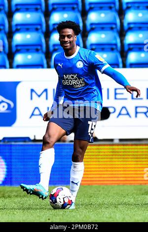 Nathanael Ogbeta (15 Peterborough United) übergibt den Ball am Freitag, den 7. April 2023, während des Spiels der Sky Bet League 1 zwischen Cambridge United und Fleetwood Town im R Costings Abbey Stadium in Cambridge. (Foto: Kevin Hodgson | MI News) Guthaben: MI News & Sport /Alamy Live News Stockfoto